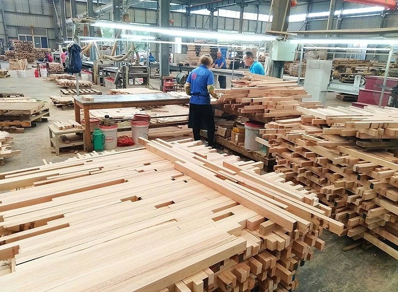 實(shí)木原材料加工現(xiàn)場(chǎng)