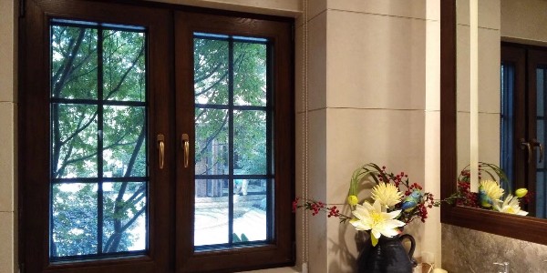 無論貧窮與富有，鋁包木門窗都會默默地守候